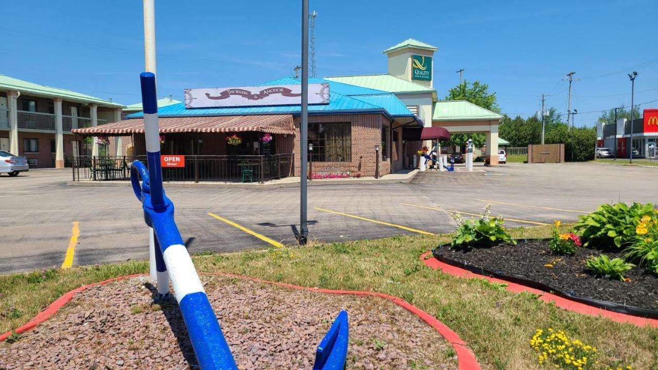 Quality Inn & Suites 1000 Islands Gananoque Esterno foto