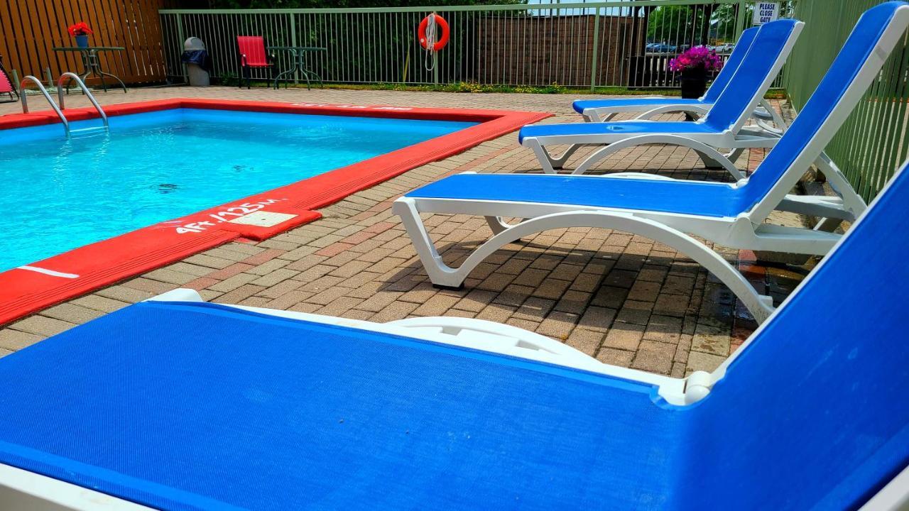 Quality Inn & Suites 1000 Islands Gananoque Esterno foto