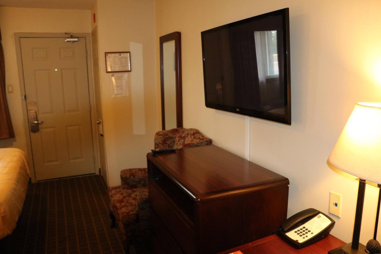 Quality Inn & Suites 1000 Islands Gananoque Esterno foto