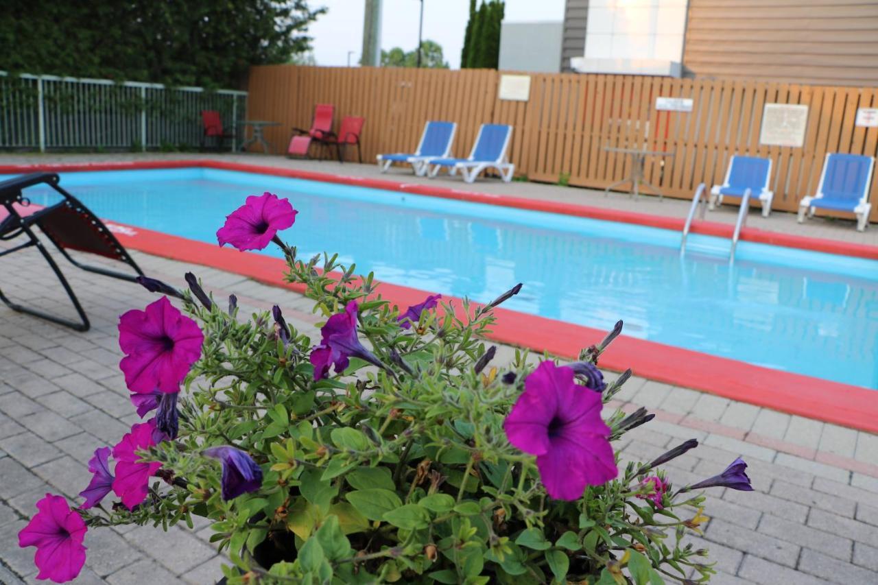 Quality Inn & Suites 1000 Islands Gananoque Esterno foto