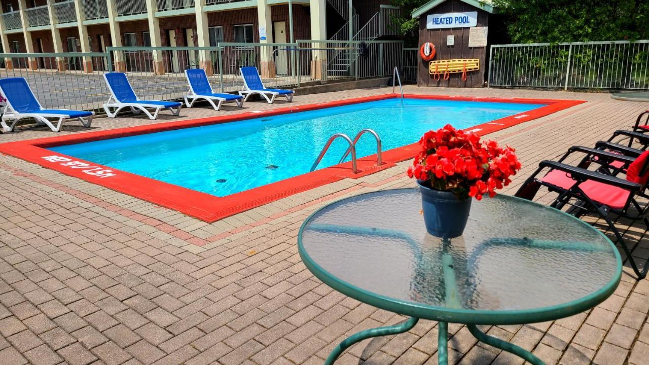 Quality Inn & Suites 1000 Islands Gananoque Esterno foto
