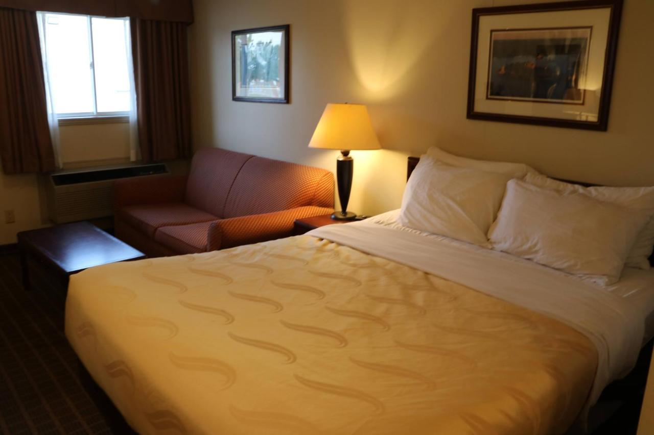 Quality Inn & Suites 1000 Islands Gananoque Esterno foto