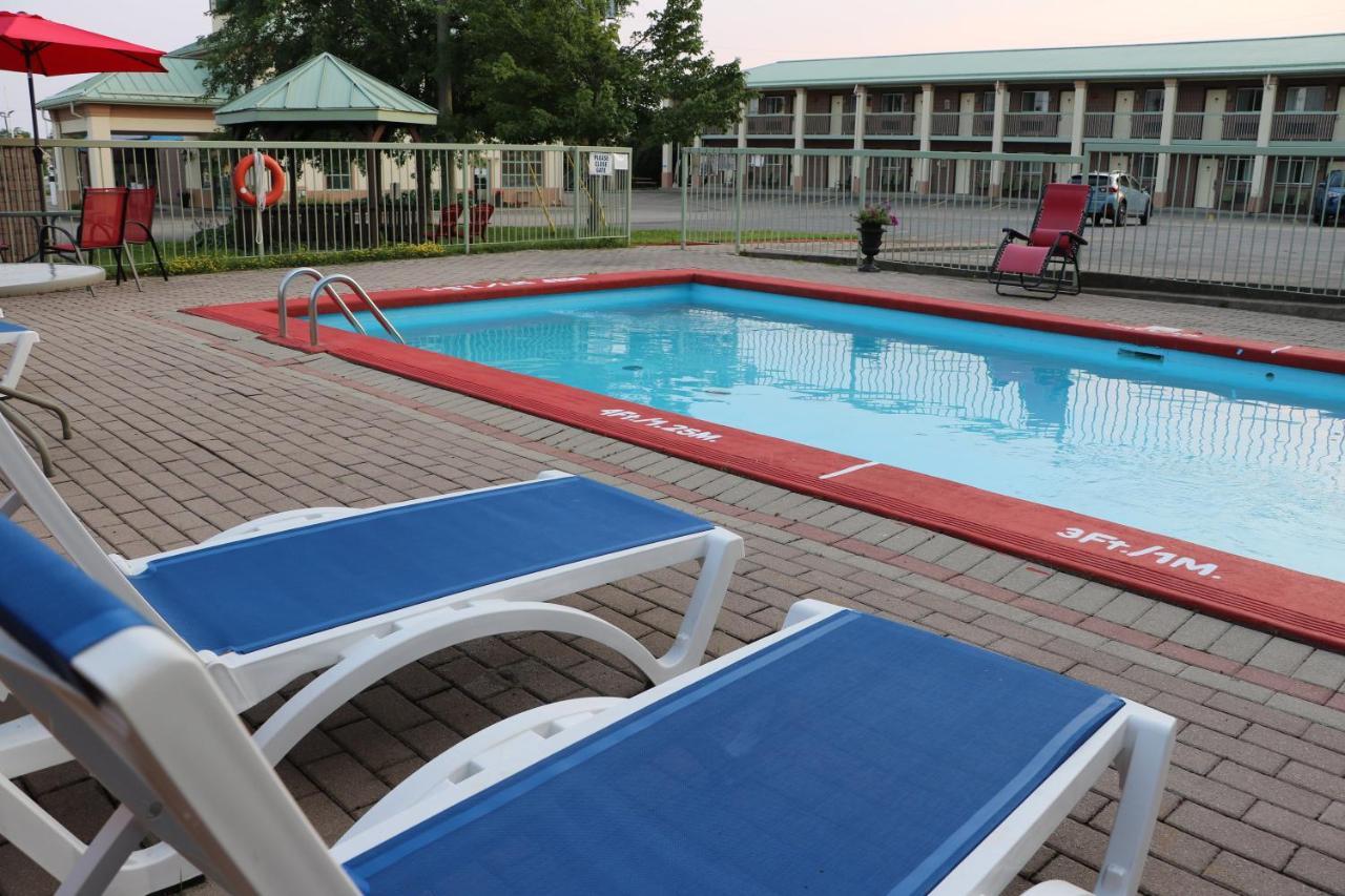 Quality Inn & Suites 1000 Islands Gananoque Esterno foto