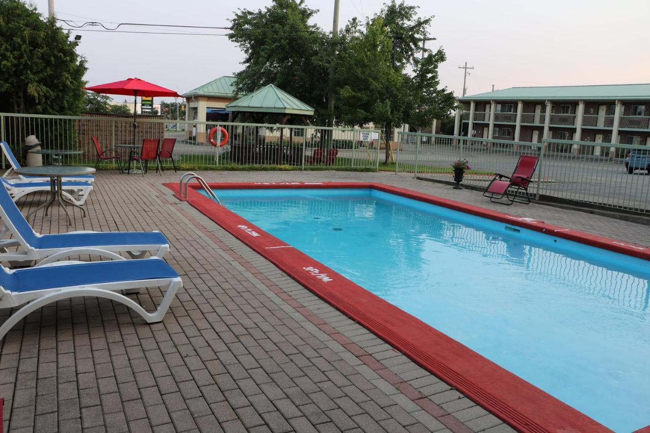 Quality Inn & Suites 1000 Islands Gananoque Esterno foto