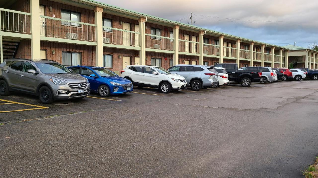 Quality Inn & Suites 1000 Islands Gananoque Esterno foto