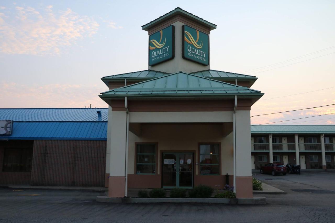 Quality Inn & Suites 1000 Islands Gananoque Esterno foto
