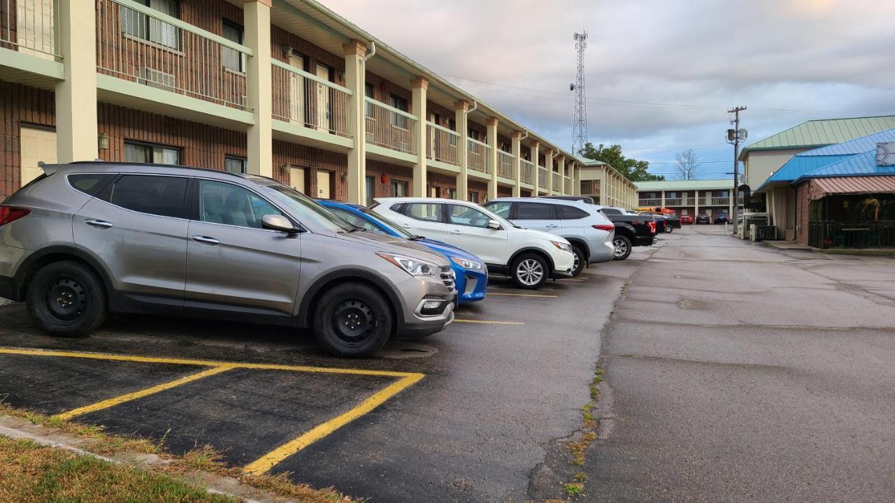 Quality Inn & Suites 1000 Islands Gananoque Esterno foto