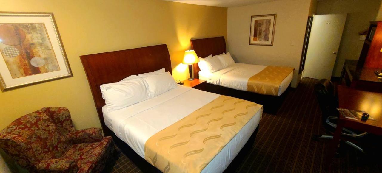 Quality Inn & Suites 1000 Islands Gananoque Esterno foto
