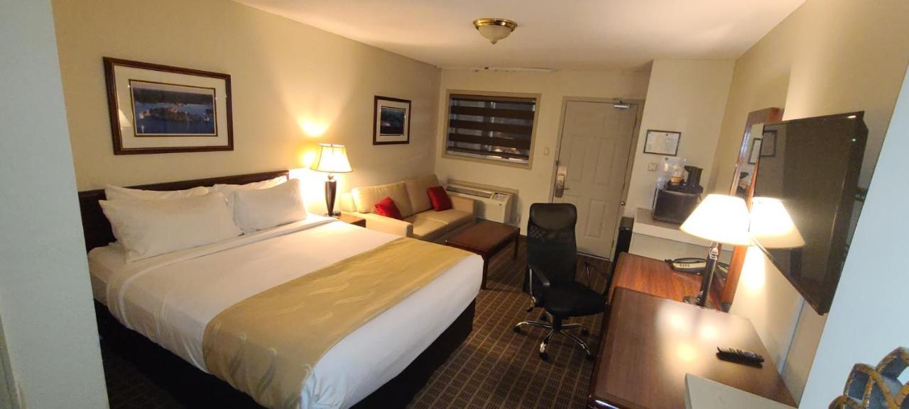 Quality Inn & Suites 1000 Islands Gananoque Esterno foto