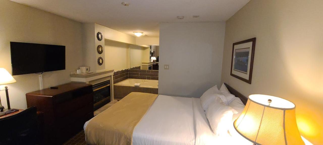 Quality Inn & Suites 1000 Islands Gananoque Esterno foto