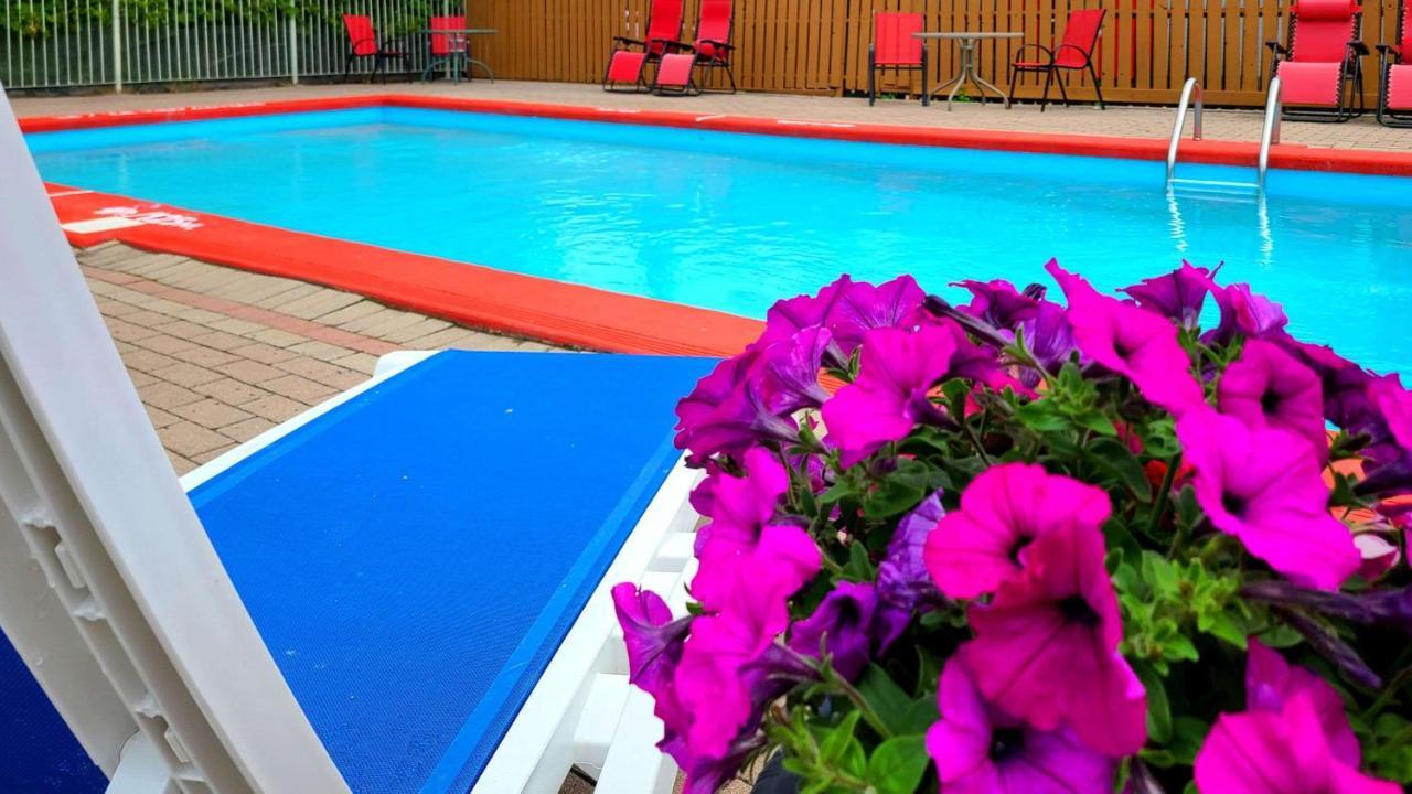 Quality Inn & Suites 1000 Islands Gananoque Esterno foto