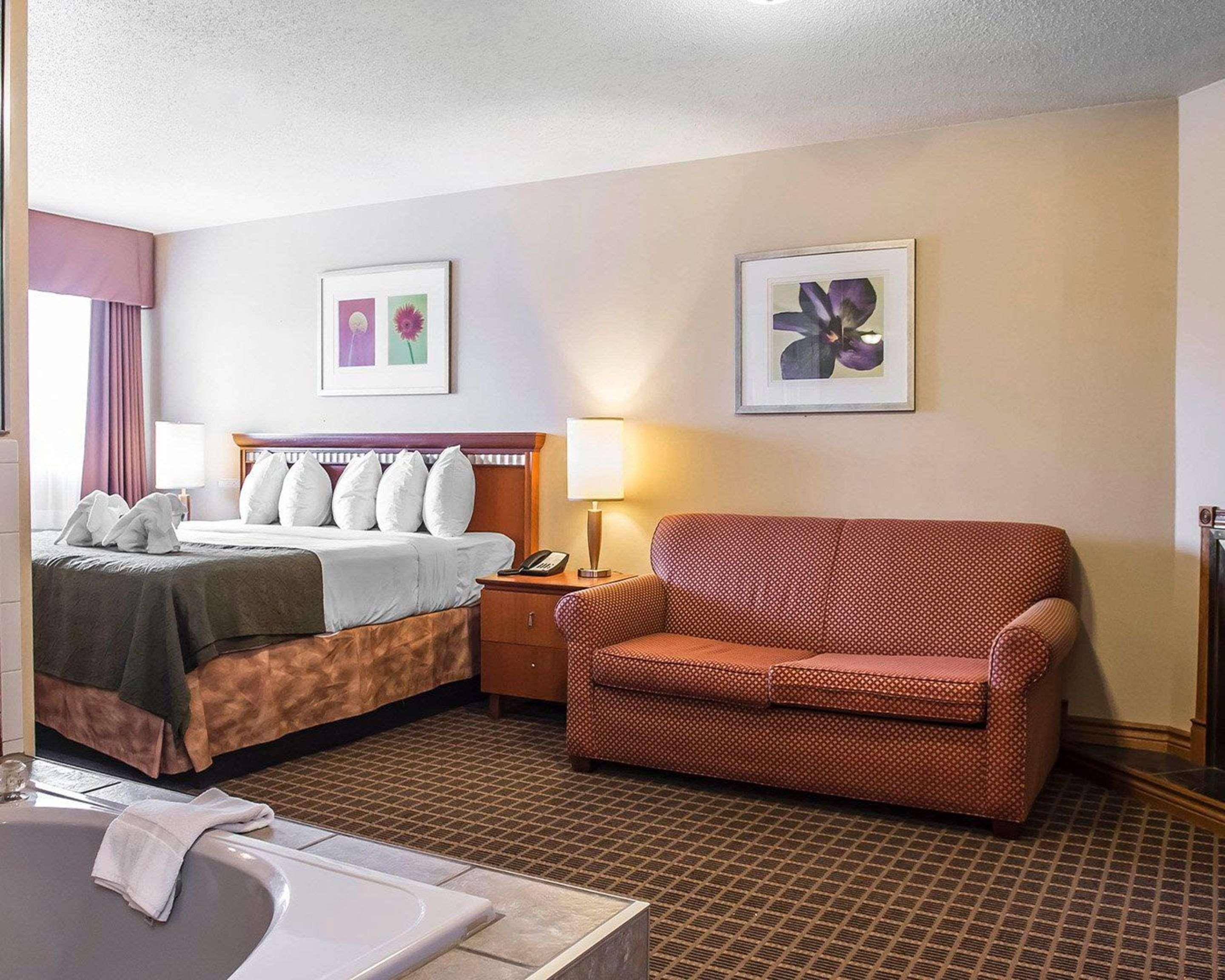 Quality Inn & Suites 1000 Islands Gananoque Esterno foto