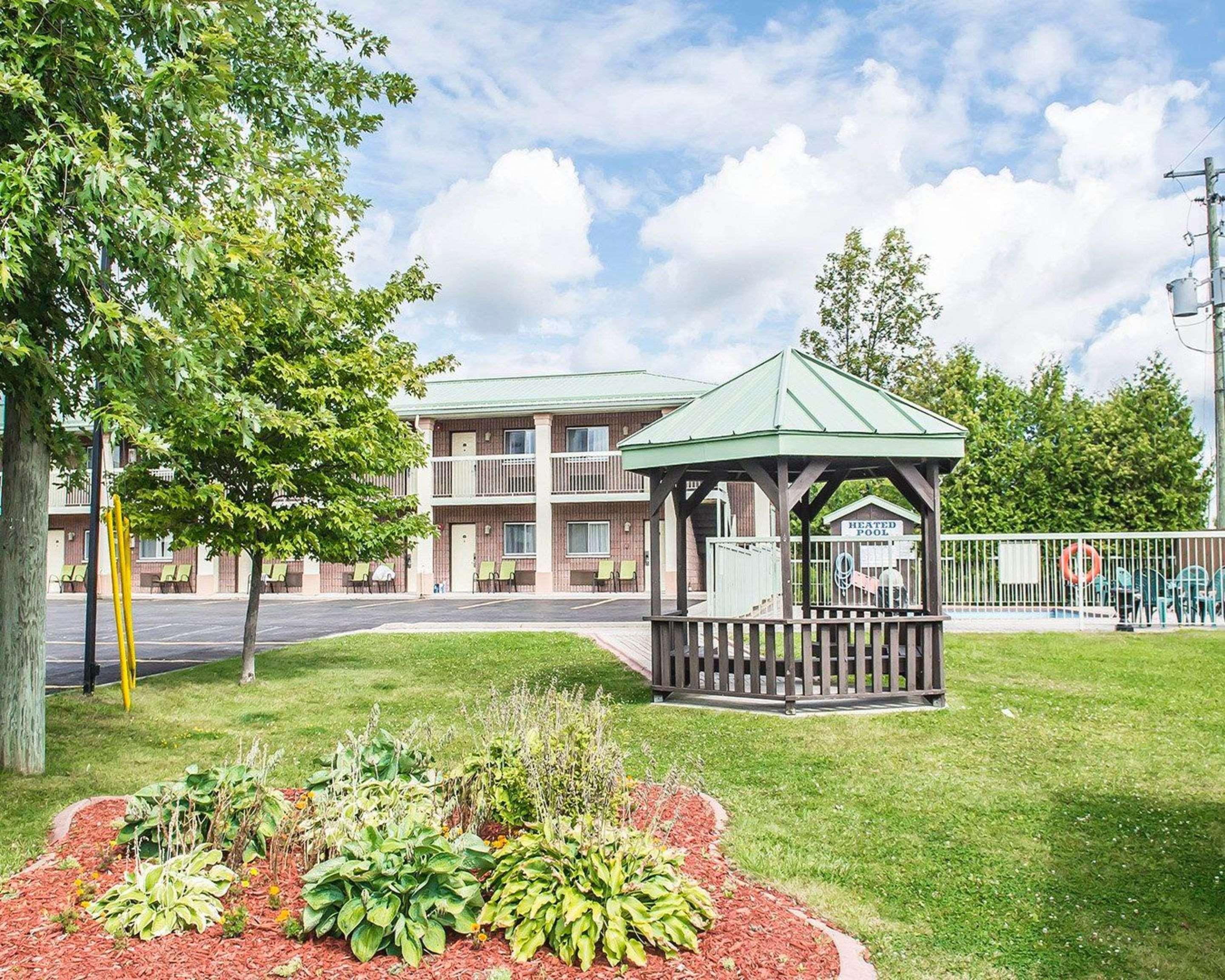 Quality Inn & Suites 1000 Islands Gananoque Esterno foto