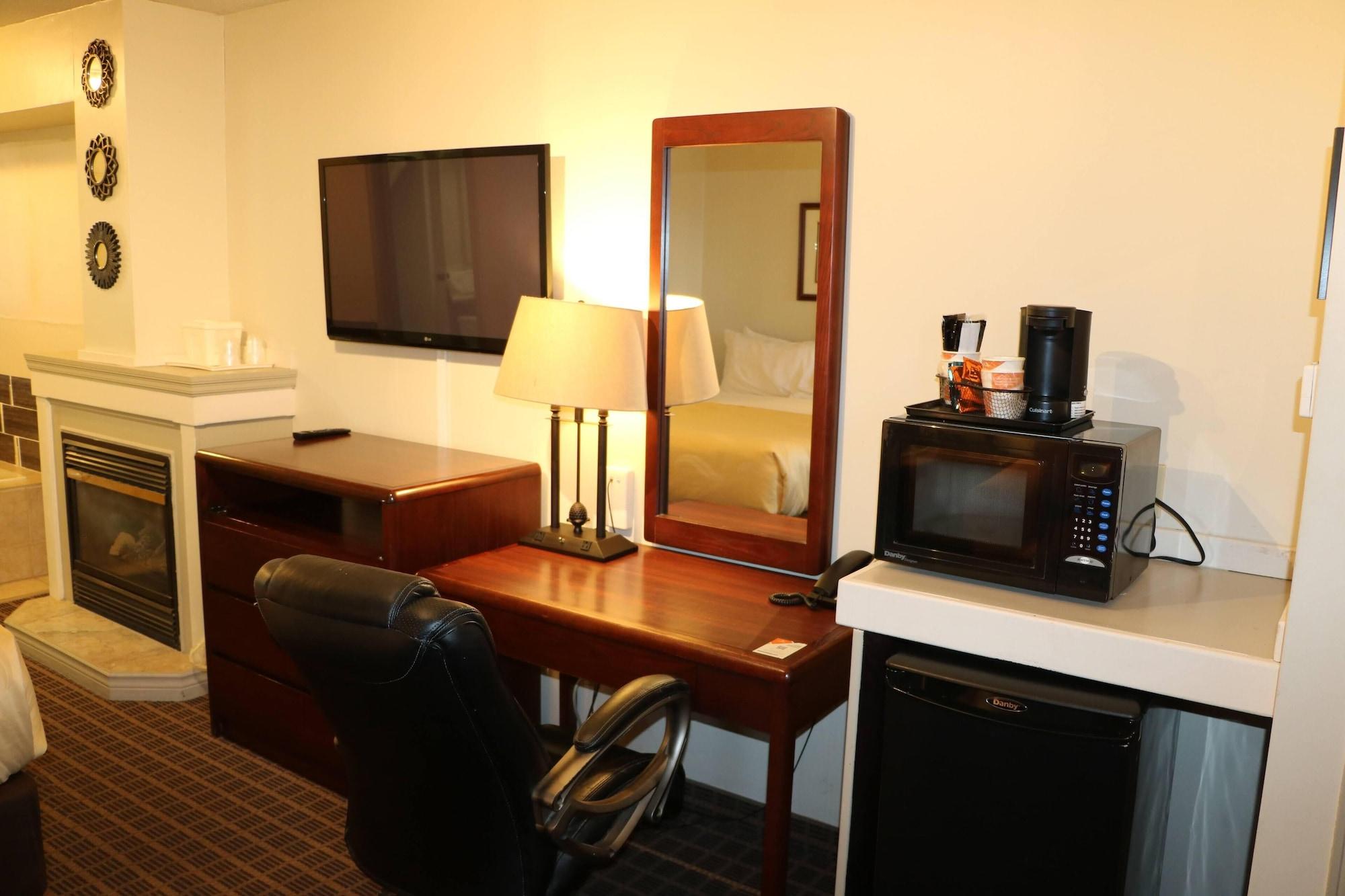 Quality Inn & Suites 1000 Islands Gananoque Esterno foto